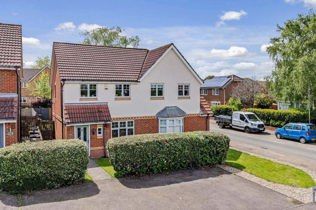 Kirton Close, Hawkinge, Folkestone, CT18 3 bed semidetached house for