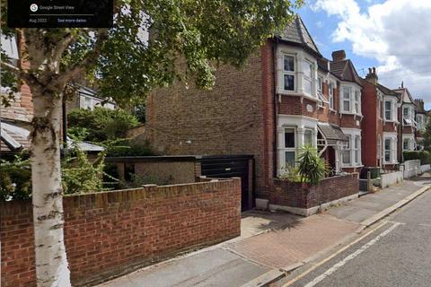 Garage to rent, Harpenden Road, London SE27