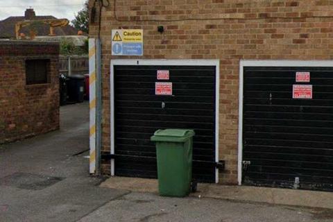 Garage to rent, Moorgate Road, Kippax LS25