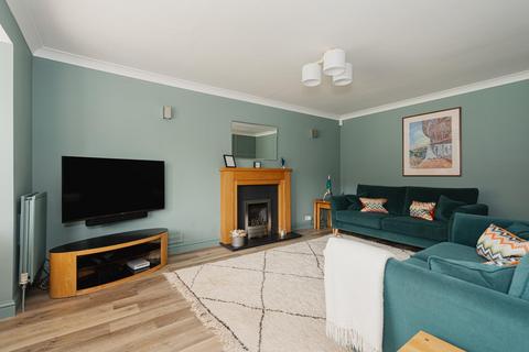 9 Summerfield, Ashtead, KT21 2LF