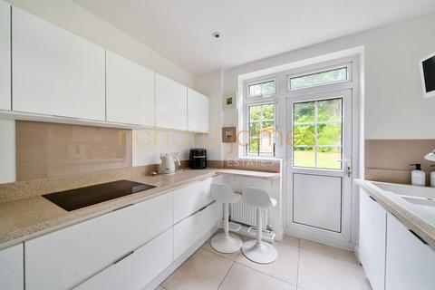 14 Reddings Close, London, NW7 4JL