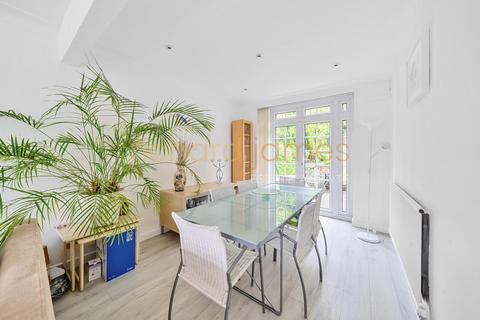 14 Reddings Close, London, NW7 4JL