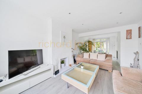 14 Reddings Close, London, NW7 4JL