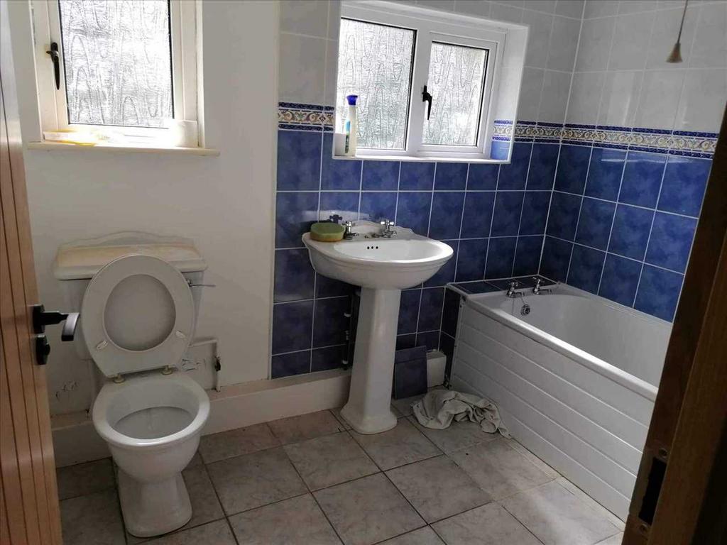 Family bathroom :