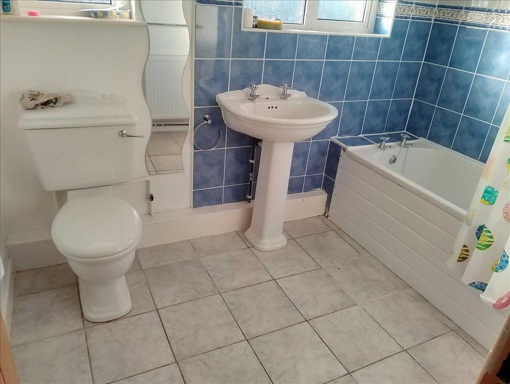 Family bathroom :