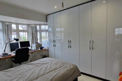 3 bedroom semi-detached bungalow to rent, Gerrard Gardens, Pinner HA5