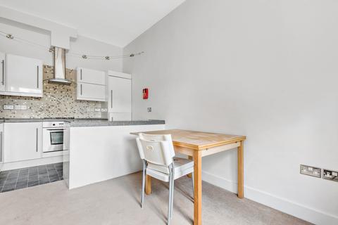 2 bedroom flat to rent, Addiscombe Road, Croydon, CR0