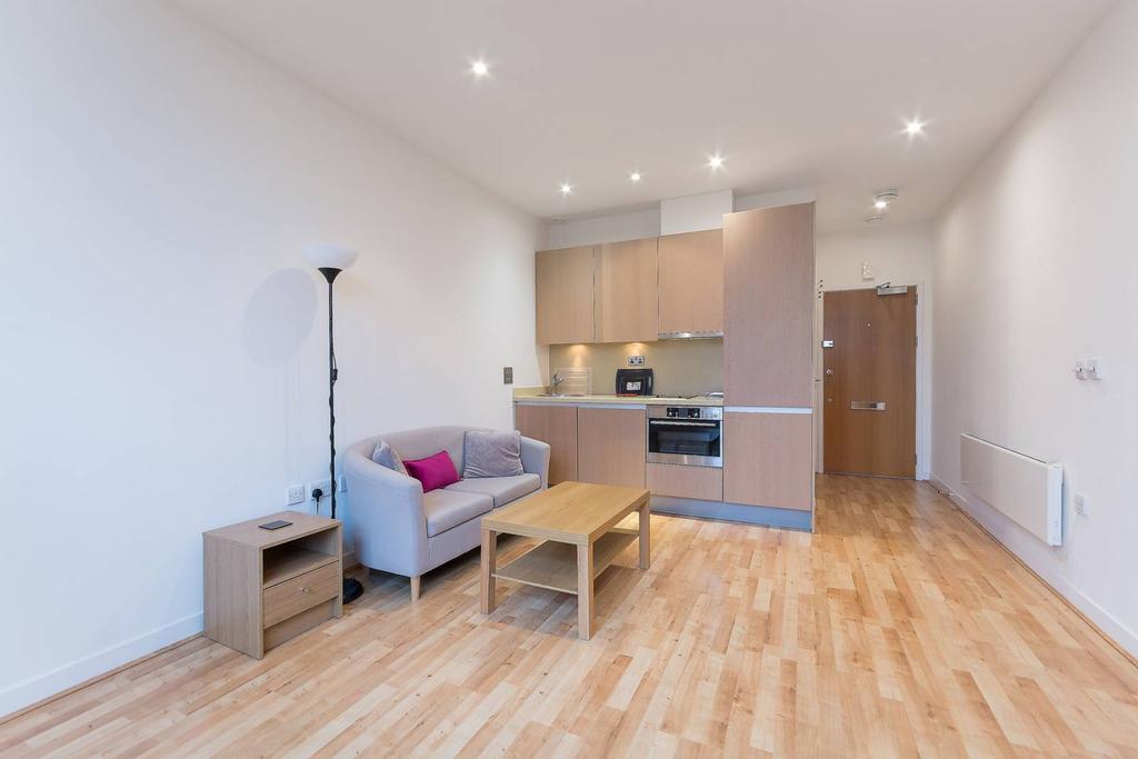 Bromyard Avenue, Acton, London, W3 Studio to rent £1,300 pcm (£300 pw)