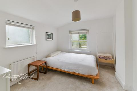 3 bedroom terraced house for sale, Knapp Road, London