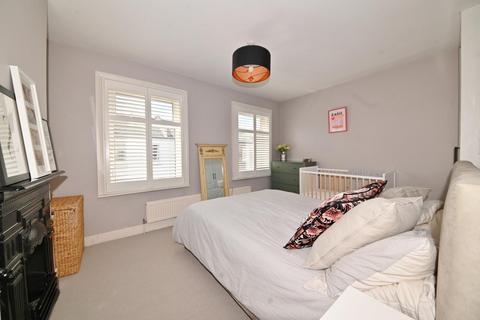 24 Warwick Road, Twickenham, TW2 6SW