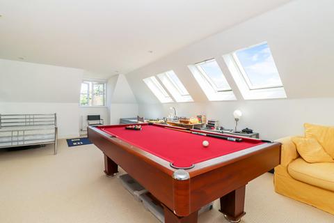 5 Barton Drive, Beaconsfield, HP9 2DW