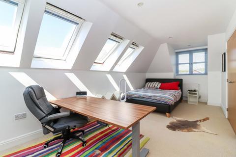 5 Barton Drive, Beaconsfield, HP9 2DW