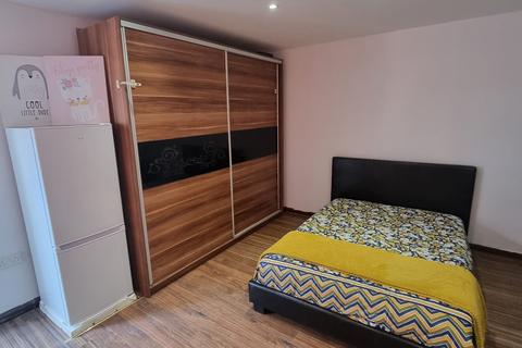 Studio to rent, Headley Drive, Ilford IG2