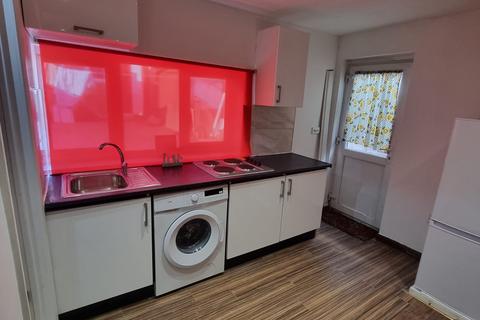 Studio to rent, Headley Drive, Ilford IG2