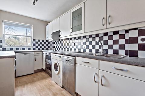 2 bedroom flat to rent, Lyndenhurst, Lee Road London SE3