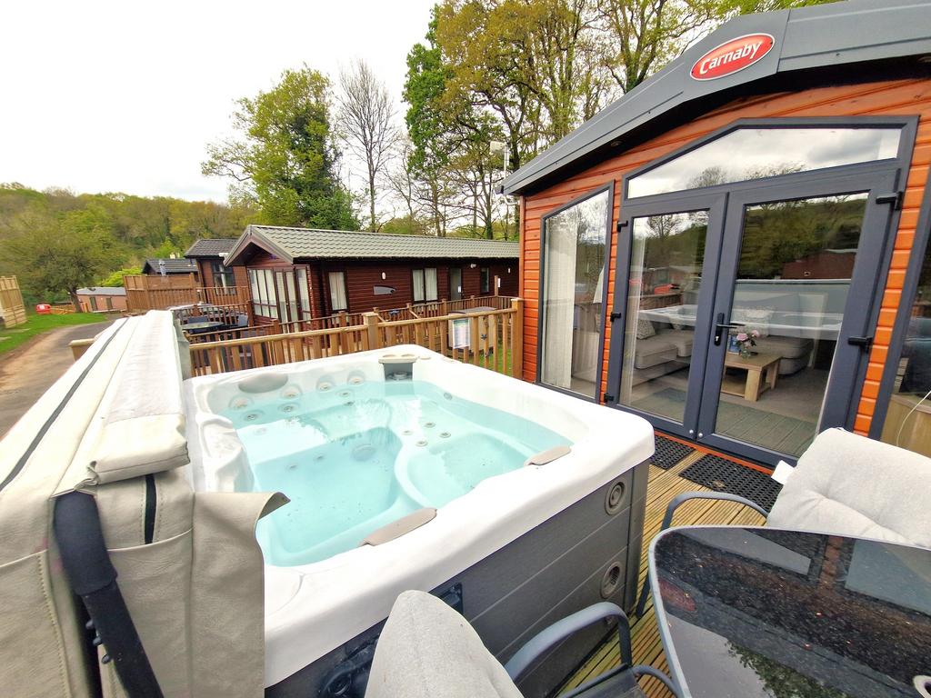 Decking &amp; Hot Tub