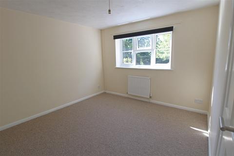 3 bedroom end of terrace house to rent, Holmbush Close, Haywards Heath, RH16