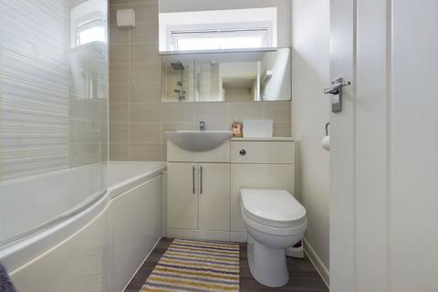 36 Buscombe Gardens, Hucclecote, Gloucester, GL3 3QG