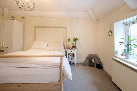 2 bedroom detached house to rent, Crescent Lane, Bath