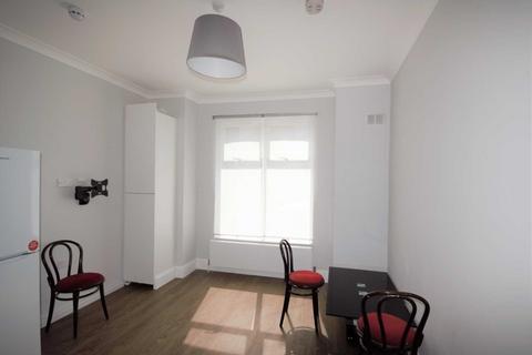 1 bedroom flat to rent, Vale Grove, London W3
