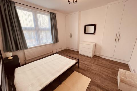 2 bedroom flat to rent, Warwick Road, London N11