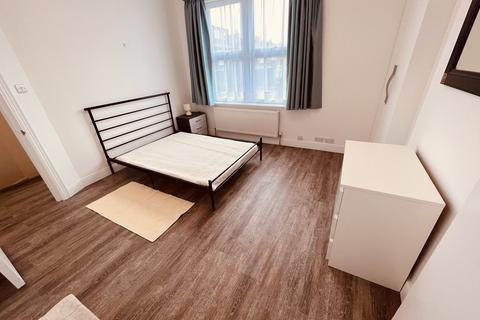 2 bedroom flat to rent, Warwick Road, London N11