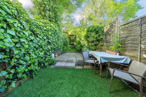 3 bedroom flat for sale, Casewick Road, London