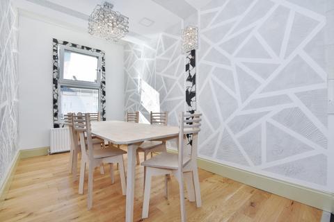 4 bedroom flat to rent, Selkirk Road Tooting SW17