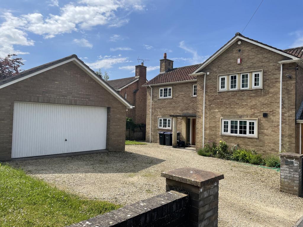 Westbury Road, WARMINSTER BA12 4 bed detached house £2,295 pcm (£530 pw)