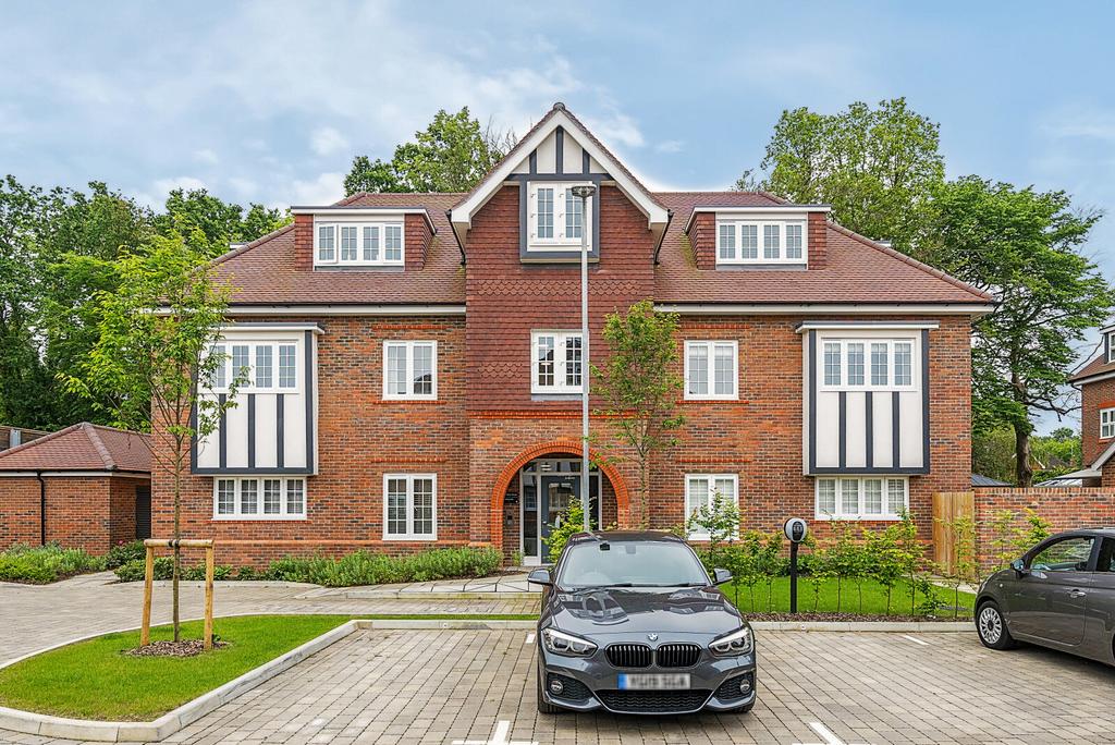 Albright Gardens, WaltonOnThames, KT12 2 bed apartment to rent £2,200 pcm (£508 pw)