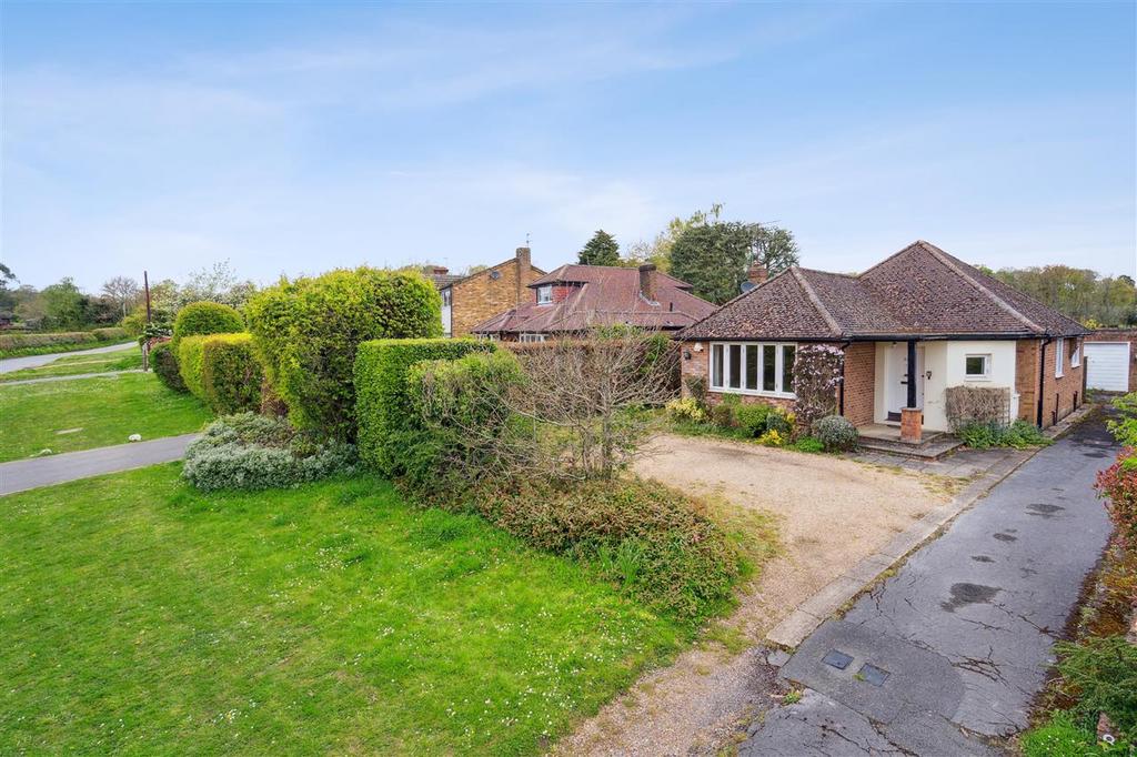 Bottrells Lane, Chalfont St Giles 2 bed bungalow £2,000 pcm (£462 pw)