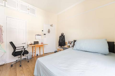 Studio to rent, Cheniston Gardens, Kensington, London, W8