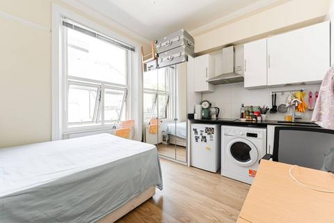 Studio to rent, Cheniston Gardens, Kensington, London, W8