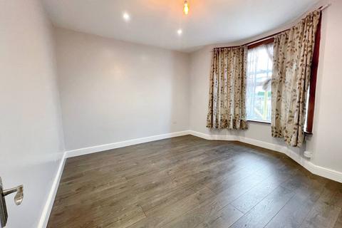 5 bedroom end of terrace house to rent, Engleheart Road, London SE6