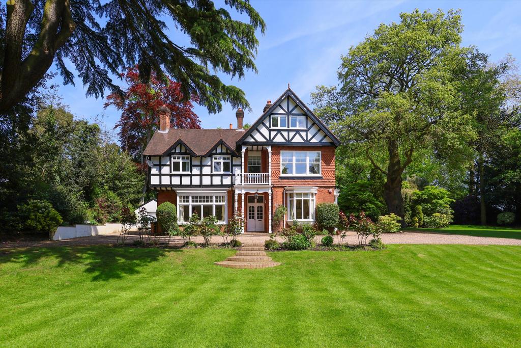 Woburn Hill, Addlestone, Surrey, KT15 6 bed detached house for sale £
