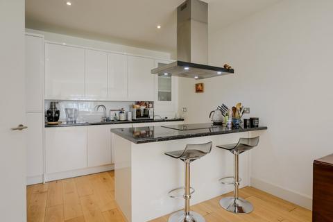 2 bedroom flat for sale, Saffron House, 7 Woodman Mews, Richmond, Surrey