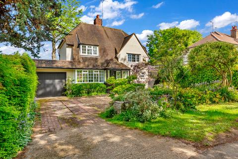 6 Highwoods, Leatherhead, KT22 8RR