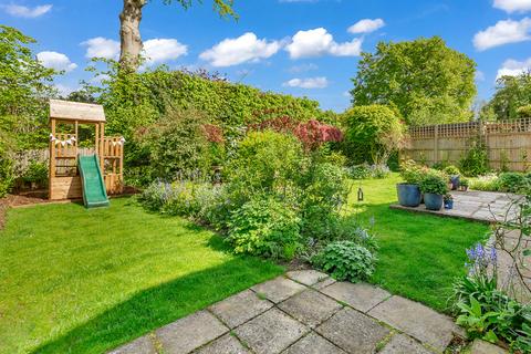 6 Highwoods, Leatherhead, KT22 8RR