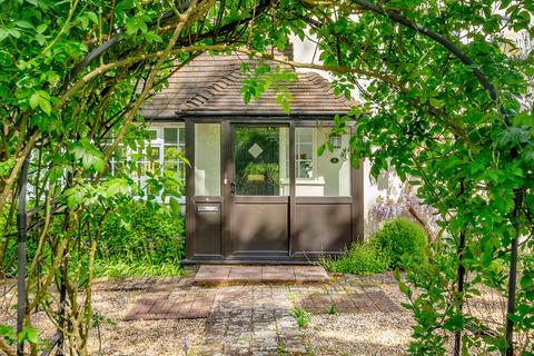 6 Highwoods, Leatherhead, KT22 8RR