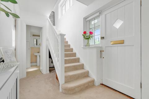 6 Highwoods, Leatherhead, KT22 8RR