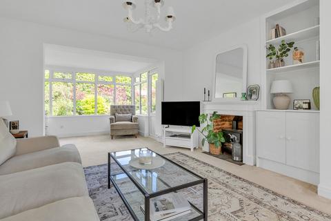 6 Highwoods, Leatherhead, KT22 8RR
