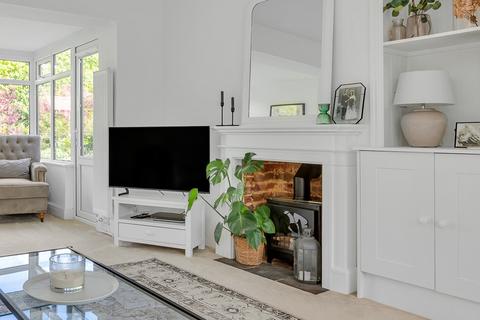 6 Highwoods, Leatherhead, KT22 8RR