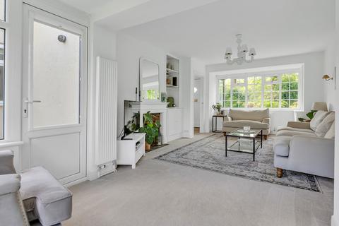 6 Highwoods, Leatherhead, KT22 8RR