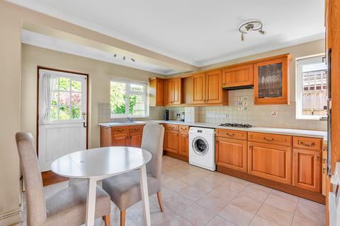 6 Highwoods, Leatherhead, KT22 8RR