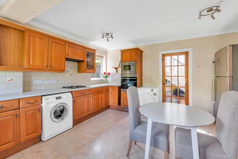 6 Highwoods, Leatherhead, KT22 8RR