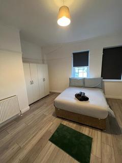 1 bedroom in a house share to rent, Cricklewood Lane, London NW2