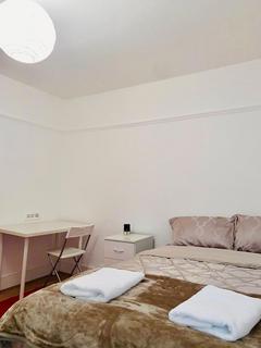 1 bedroom in a house share to rent, Finchley Road, London NW11