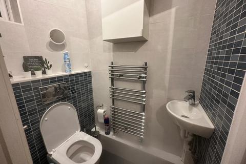 1 bedroom in a house share to rent, Moodkee Street, London SE16