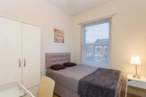 1 bedroom in a house share to rent, Lower Richmond Road, London SW15