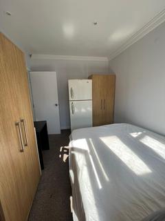 1 bedroom in a house share to rent, Cross Way, London NW10